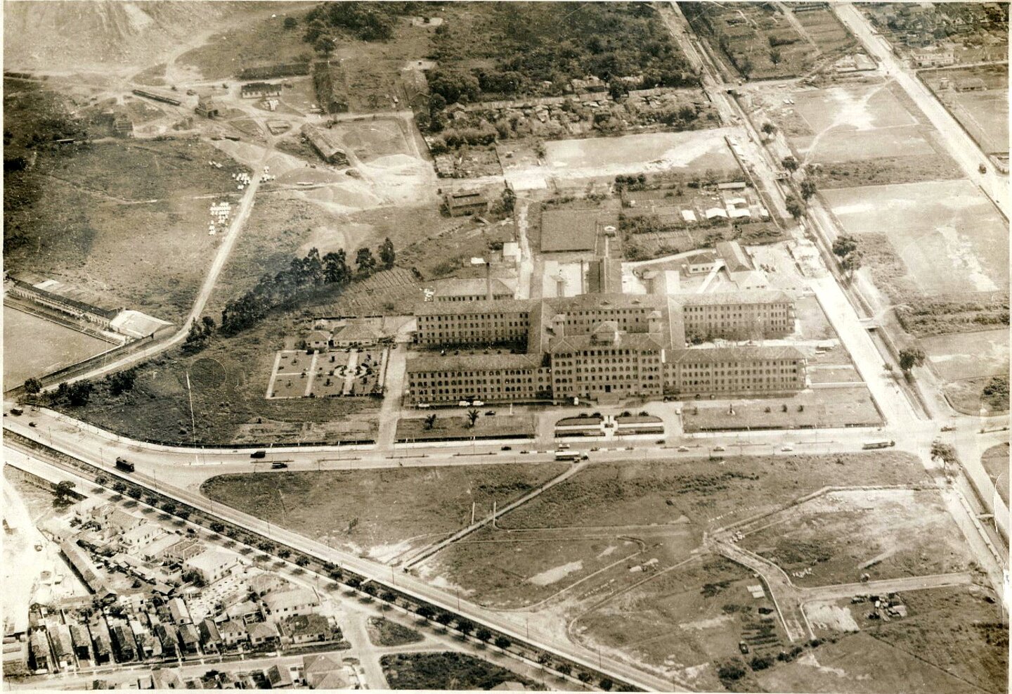 Foto aérea da Santa Casa, em meados dos anos 1940 (Santa Casa de Santos/Divulgação)