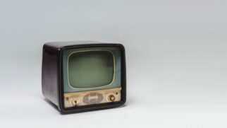 A primeira TV fabricada no país foi produzida em 1951 pela SEMP