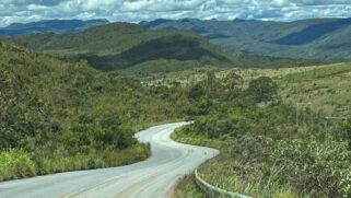 Não é segredo que o Brasil abriga diversas rodovias perfeitas para apreciar paisagens deslumbrantes