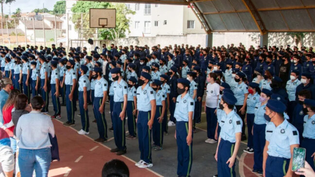 A meta anunciada é alcançar 200 escolas cívico-militares em funcionamento até o fim de 2026