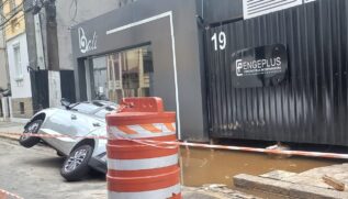 Carro afundou parcialmente em calçada do Embaré
