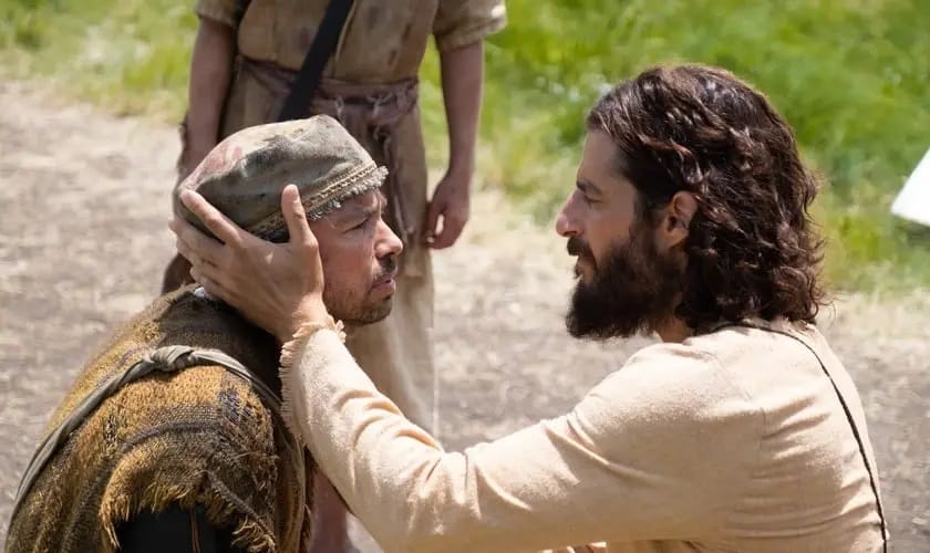 O ator Jonathan Roumie interpreta Jesus de Nazaré na série (Divulgação)