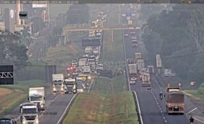 Motoristas que trafegam pela região devem redobrar a atenção e buscar rotas alternativas para evitar o trecho afetado