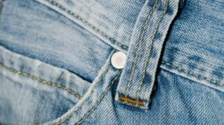 A história dos jeans começa no século XIX, quando essa peça de roupa foi criada para atender trabalhadores