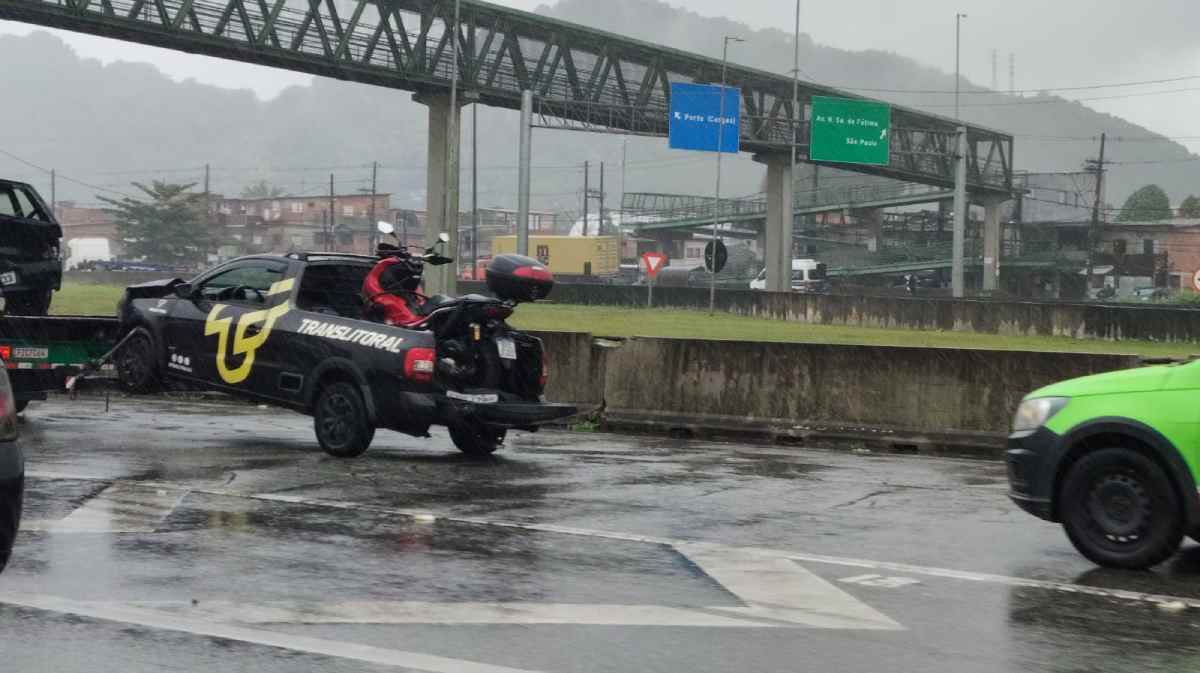 Nas fotos registradas no local, é possível observar os danos causados aos carros envolvidos na ocorrência/ Giovana Vicente/DL