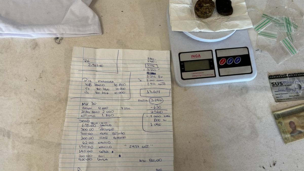 Porções de entorpecentes caracterizadas por haxixe e maconha, anotações de contabilidade e três aparelhos celulares