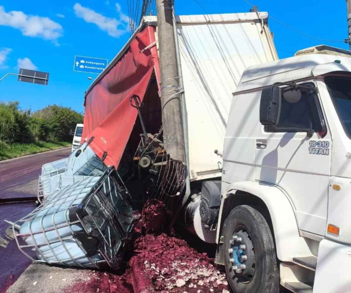 Com o impacto, o produto acabou sendo despejado diretamente no Córrego das Tulipas/Divulgação/GRAD