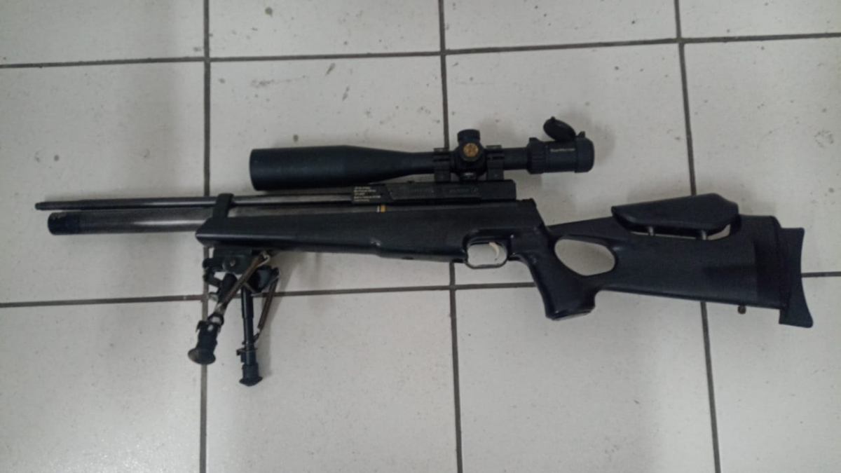 Além dos entorpecentes, a polícia apreendeu dois rifles de pressão / Divulgação/Polícia Civil