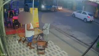 Vídeo mostra o adolescente pedalando pela lateral da avenida quando tenta desviar de um carro estacionado