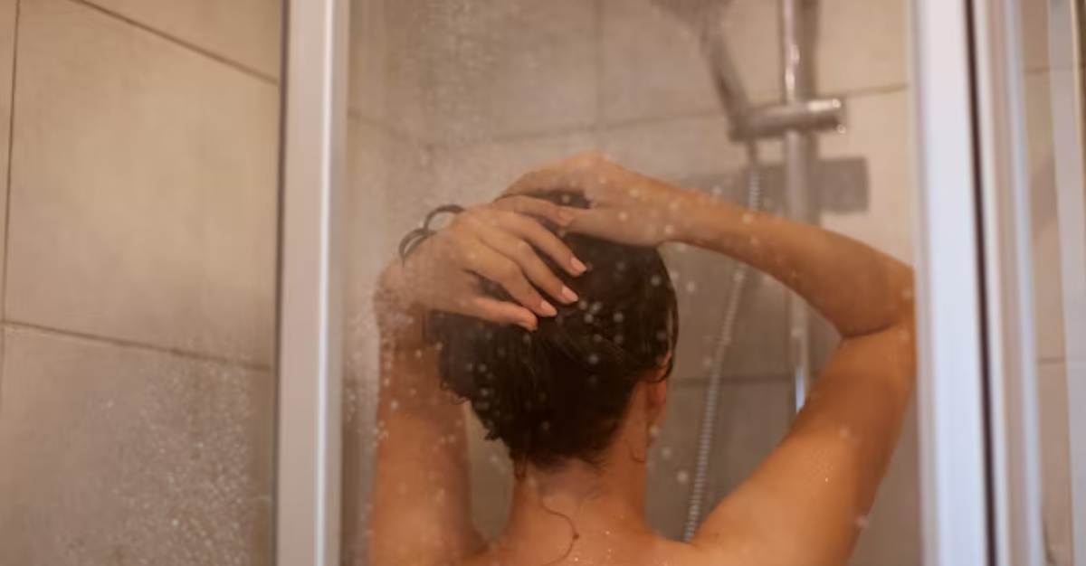 Segundo especialistas, há diferenças entre tomar banho de manhã ou à noite