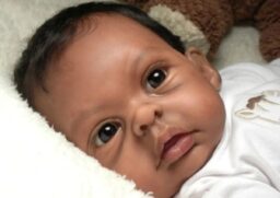 Bebês reborn são bonecas hiper-realistas, feitas para se parecerem com recém-nascidos
