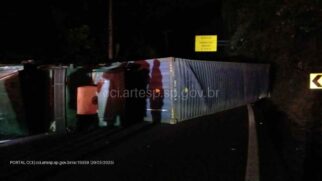 Segundo relatos do próprio motorista, ele perdeu o freio e não conseguiu conter a velocidade da carreta