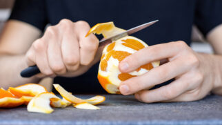As cascas de frutas, ricas em nutrientes, podem ser reaproveitadas como adubo natural e ajudando a deixar suas plantas mais fortes,