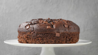 Este bolo de chocolate é uma excelente opção para quem quer manter a forma sem abrir mão de um docinho