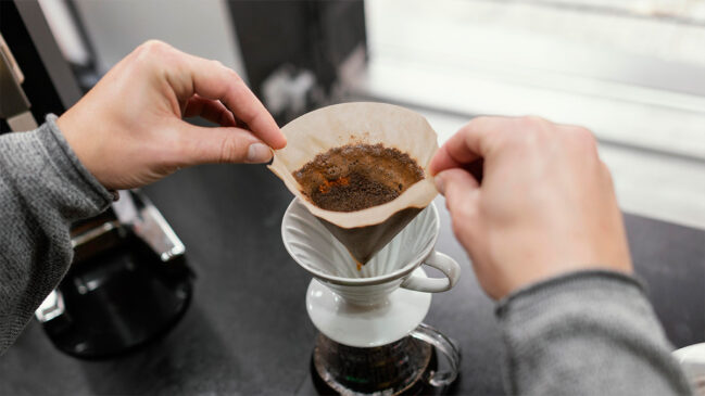 A borra de café pode ter um destino muito mais sustentável e vantajoso no seu jardim.