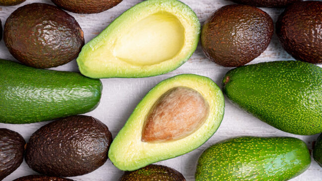A semente representa cerca de 13% da fruta e concentra compostos fenólicos e antioxidantes que combatem os radicais livres
