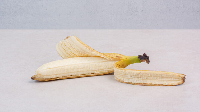 Você costuma jogar cascas de banana no lixo? Talvez seja hora de repensar esse hábito.