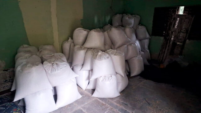 Sacos de grãos de soja da Rumo, encontrados pela Polícia, na Fazenda da Cactos em São Vicente