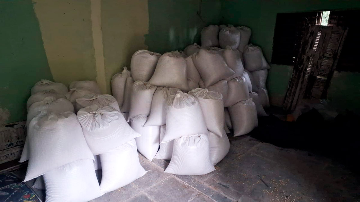 Sacos de grãos de soja da Rumo, encontrados pela Polícia, na Fazenda da Cactos em São Vicente