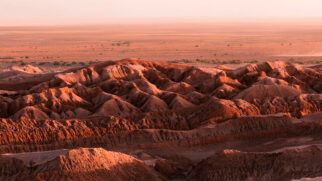 O Deserto do Atacama, localizado principalmente no Chile, é reconhecido globalmente como o deserto não polar mais seco da Terra