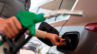 o peso extra de um tanque cheio é praticamente irrelevante em termos de consumo