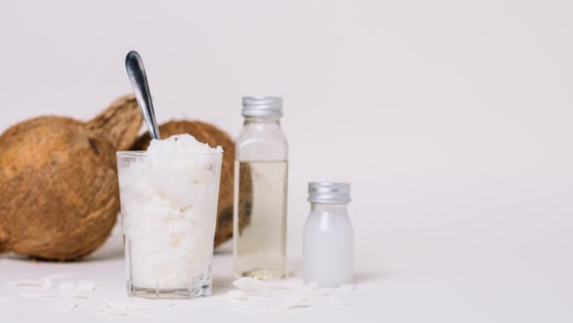 O coco é uma fruta rica em minerais, fornece energia de forma natural e ainda ajuda a prevenir a desidratação