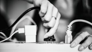 A melhor forma de proteger esses eletrônicos é simples e eficaz: desligá-los da tomada.