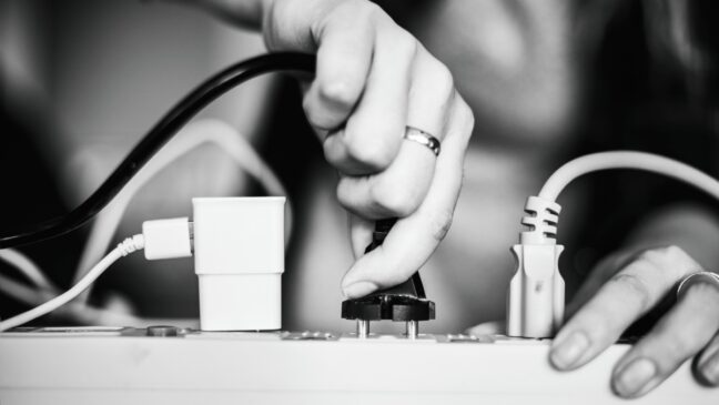 A melhor forma de proteger esses eletrônicos é simples e eficaz: desligá-los da tomada.