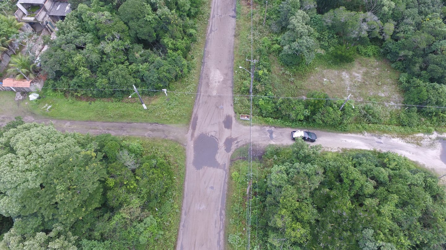 Na avenida Santa Cruz, de um lado pertence a Peruíbe e de outro a Itanhaém / Nair Bueno e Renan Lousada/DL