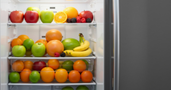 Armazenar frutas de forma incorreta acelera a deterioração e reduz o tempo de consumo. Foto: Imagem ilustrativa gerada por IA