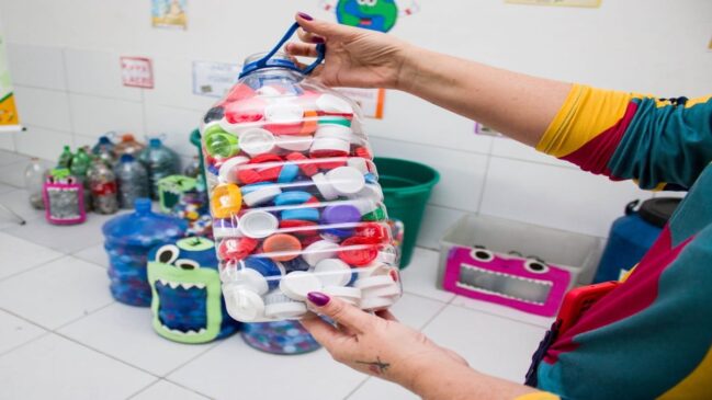 Todo o material coletado pela cooperativa tem a função de passar pela triagem e pela comercialização dos resíduos, fomentando a economia circular e gerando renda para a comunidade