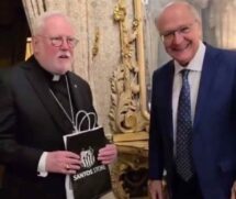 O item esportivo será encaminhado ao Papa Leão XIV