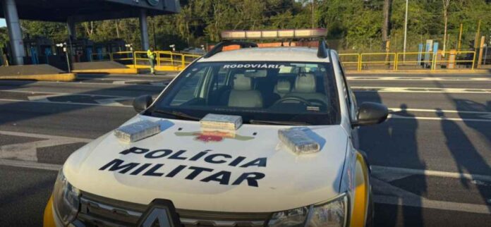 A passageira do veículo também foi revistada, mas nada de ilícito foi encontrado com ela