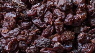 A ameixa seca é rica em vitamina C, nutriente indispensável para a síntese de colágeno