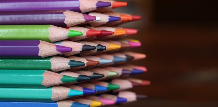 Lápis de cor velhos e usados podem servir para muitas coisas