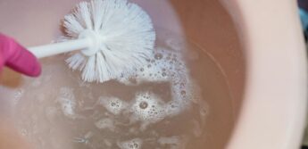 Há o jeito certo e eficiente de limpar o vaso sanitário e evitar problemas de saúde