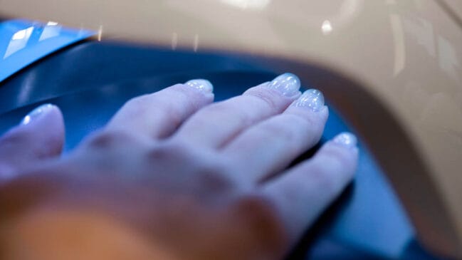 Entenda os processos químicos que ligam as lâmpadas de unhas a possíveis problemas de saúde