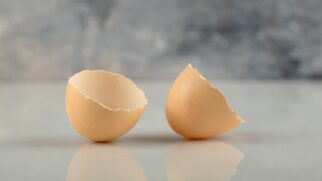 As cascas de ovos são ideais para limpar superfícies duras, como panelas e frigideiras