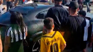 Jogador saiu de churrascaria com nova Ferrari