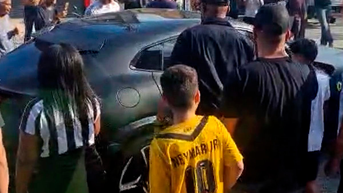 Jogador saiu de churrascaria com nova Ferrari