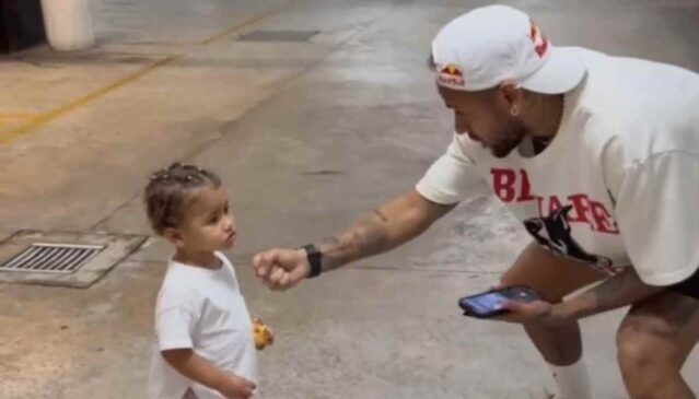 O registro foi feito em um estacionamento e, nas redes sociais, a cena rendeu diversos comentários de fãs