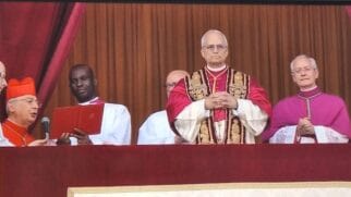 Cardeal norte-americano Robert Francis Prevost como o novo Papa, adotando o nome de Leão XIV