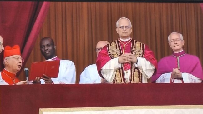 Cardeal norte-americano Robert Francis Prevost como o novo Papa, adotando o nome de Leão XIV