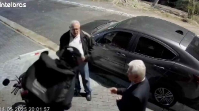 Nas imagens, é possível ver o motociclista abordando os dois homens e exigindo itens de valor