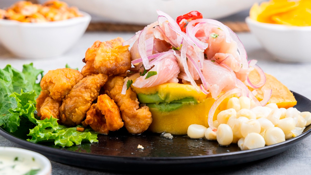 Causa acevichada (batata levemente picante com um toque de limão e coberta com ceviche)/Divulgação