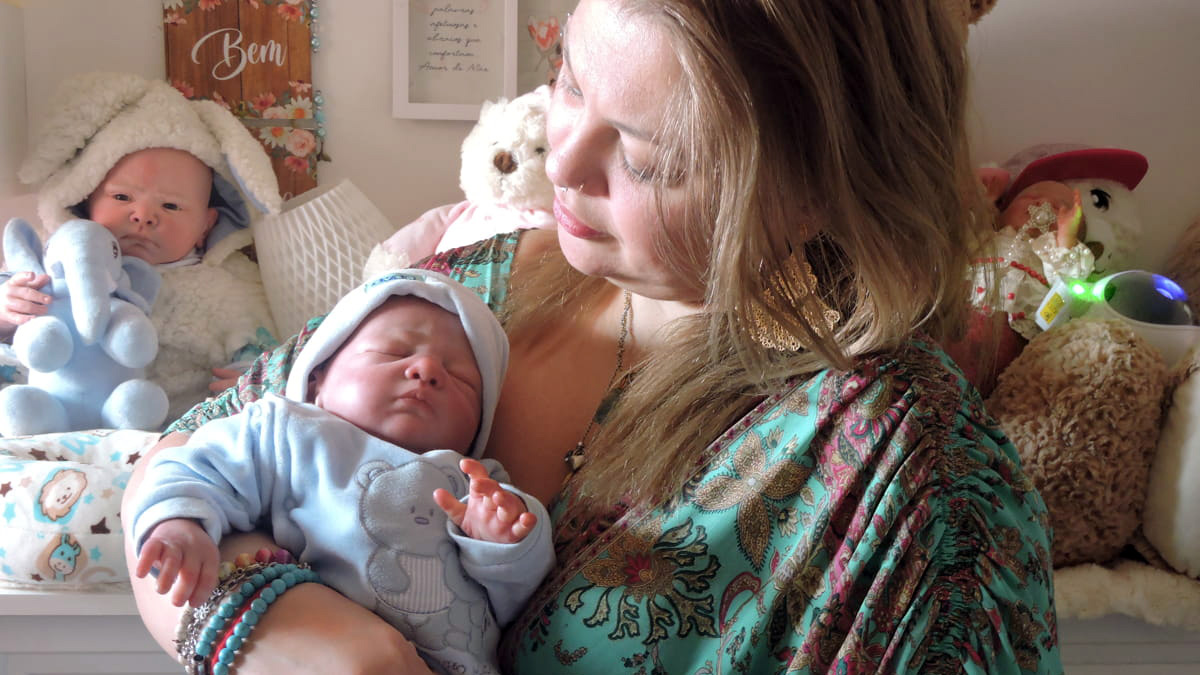 A artista plástica Andretzza Reis, de Itanhaém, domina a técnica com cuidado e dedicação