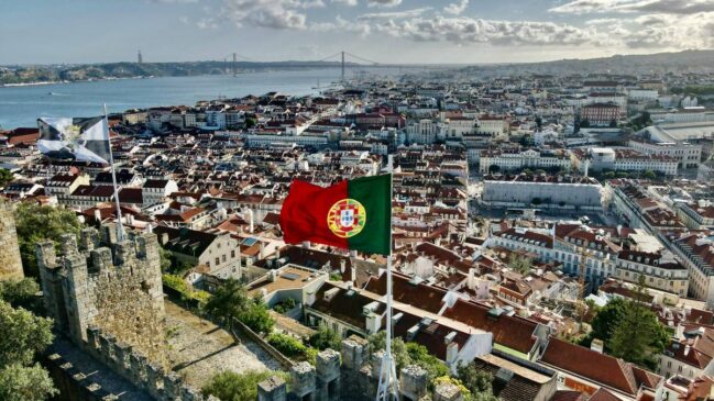 A embaixada brasileira em Lisboa está acompanhando a situação de perto e mantém diálogo com o governo português