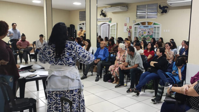 Outra pauta importante é a equiparação salarial para as professoras da Educação Infantil Um, que ganham atualmente 40% menos que os demais cargos da educação
