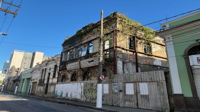 Imóvel na Rua General Câmara é uma das três últimas construções com frontaria azulejada remanescentes no município