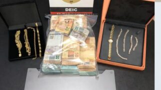 Na ação, foram apreendidos três veículos, diversas joias, R$ 109 mil em espécie, 18 celulares e cinco notebooks utilizados nos crimes.  